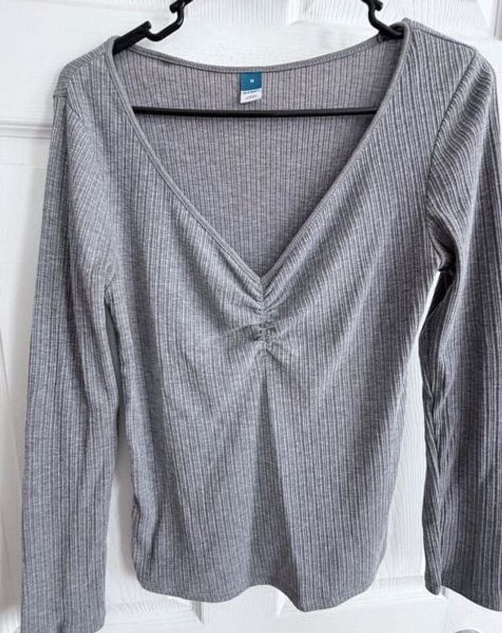 Old Navy Gray Ribbed V-Neck Long Sleeve Top M
